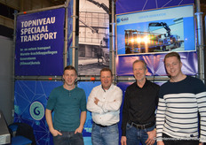 Bart van der Goes, Marcel van der Goes, René Vermeer en Sander Vermeer voor Van der Goes Europe dat onlangs nog een speciaal klusje had: https://www.groentennieuws.nl/article/9070053/luchtontvochtigingsunits-nu-ook-op-frames-voor-boven-het-gewas/